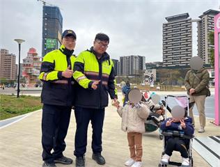 不畏寒風逛燈會　龜山警遞「這物」瞬間溫暖