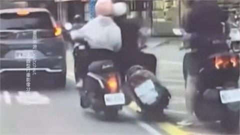 苗栗休旅車自撞側翻成「立筊」 台中4機車連摔