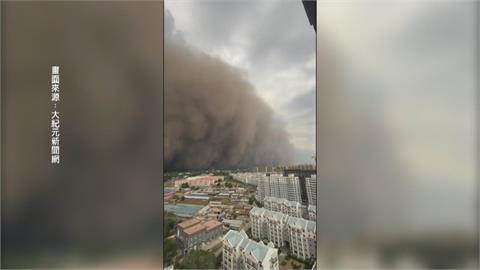 橘黃末日！ 沙塵暴襲哈爾濱 13級強風吹掀大樓外牆