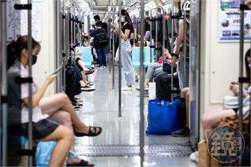 她為老奶奶怒轟捷運博愛座上年輕人　反被眾網嗆翻：你是強盜？