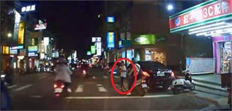 快新聞／台中女童過馬路「苦等52秒」無車讓　網暴怒：忘記台南母女了嗎？