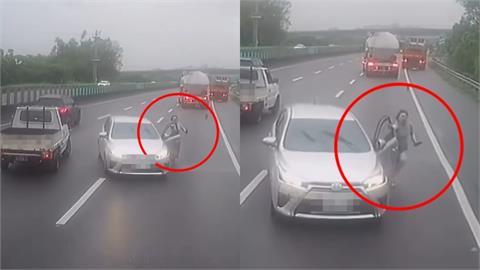 汽車國道逆向偷溜⋯大媽「緊抓車門」猛踱步！超扯撞上畫面曝光一票人傻眼