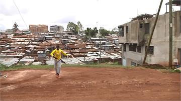 肯亞貧民窟內苦練芭蕾 12歲男孩盼擺脫貧苦