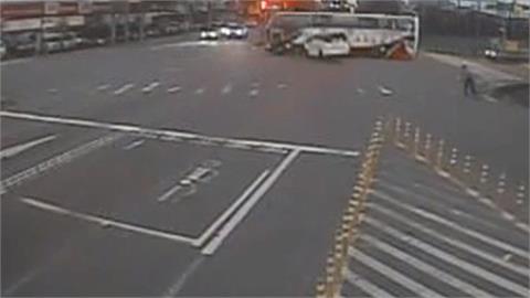 誇張！闖紅燈撞上遊覽車　台中肇事駕駛「無照又酒駕」遭移送