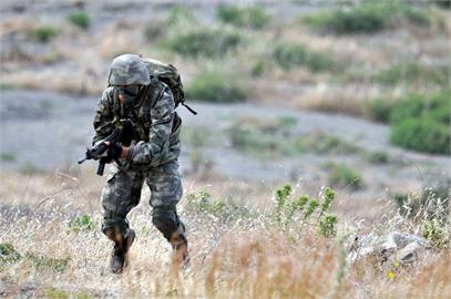快新聞／不滿物品被打包、畫具遭損！　陸軍中士竟上膛實彈「瞄準長官質問」
