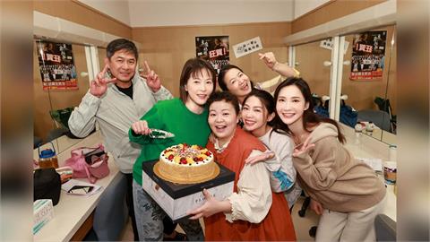 洪都拉斯強勢回歸《豆腐媽媽》！劇組喜迎「萬家老頭」　蘇晏霈生日淚喊：爸爸回來了