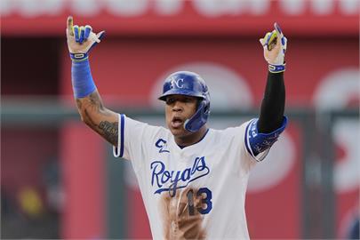 MLB(影)／強打捕手一天敲5支安打　皇家主場雙重賽橫掃落磯