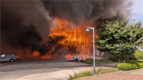 龜山樣品屋大火「全面燃燒」濃煙狂竄　燒到剩骨架、波及雜草
