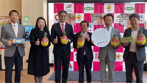 翁章梁縣長捐贈賽錢箱 丸久超市推廣鳳梨