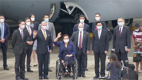 胡錫進哭哭！　美軍「C-17全球霸王III」降落松山機場　美議員宣布贈台75萬劑疫苗　蔡總統：感謝及時雨