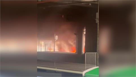 台鐵新烏日站旁大火狂燒！黑煙竄出警鈴大作　「西正線」單線雙向行車