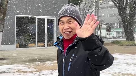 人生初體驗！72歲阿公赴日旅遊遇冬雪「興奮狂奔」　網感動喊：圓夢了啊