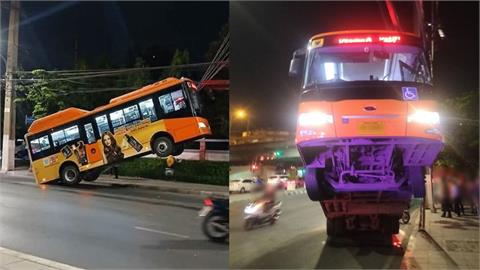 都市奇景…泰公車「翹孤輪」離地3公尺　太離奇「事故原因」乘客驚魂！