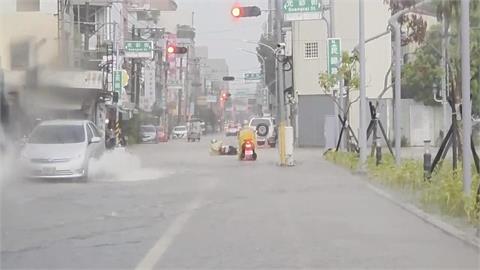 嘉義午後暴雨！　「多路段嚴重積水」騎士摔跤