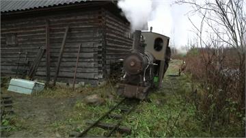 在家後院打造蒸氣火車、鐵道！俄羅斯火車迷花8年圓夢