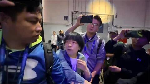 劣！中國惡霸野蠻行徑國際放送　硬搶台灣隊賀電民視記者阻擋回嗆