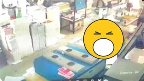 慎入／男子伸頭檢查印刷機　下秒遭夾「爆頭倒地不起」驚悚畫面瘋傳