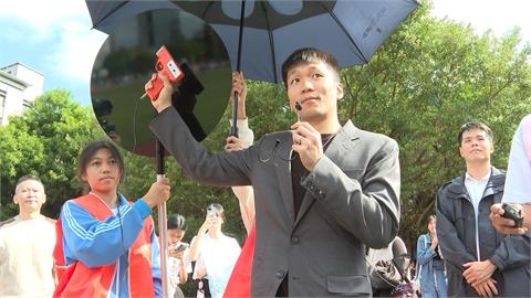 獨／李洋現身中山女高校慶！　曝每天都會與校長「道早安5次」