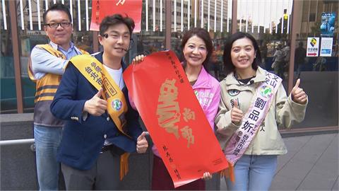 快新聞／林楚茵帶小雞！攜北市2擬議員參選人發放「台灣尚勇」限定版春聯