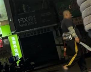 清潔工遭比中指超不爽　凌晨持開山刀路上閒晃「要找對方問清楚」