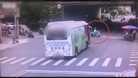 驚險！高雄客運疑闖紅燈　險撞機車騎士還狂按喇叭