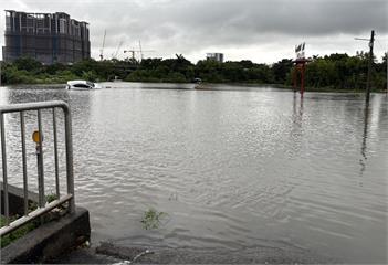 台中豪雨成災　稻田變河流吞沒小客車駕駛驚險脫困