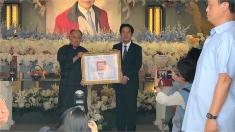 賴清德嘉義參拜遇信眾昏倒　秒變「賴醫師」關切