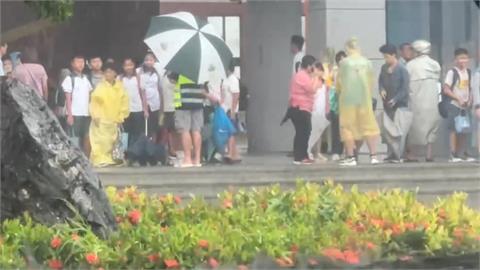 屏東緊急宣布6鄉鎮下午停班課　措手不及！家長狼狽接送開罵