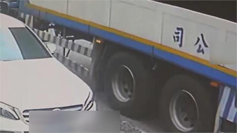 嘉義死亡車禍! 女騎士疑為閃違停"遭2車夾擊輾斃"