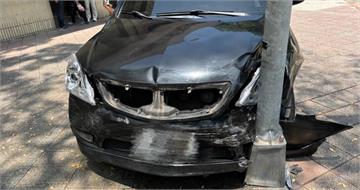 76歲翁台北上演碰碰車大亂撞！　連環衝撞3車還撞燈桿