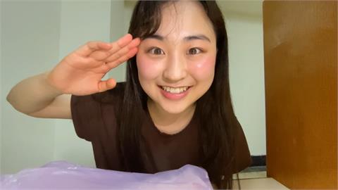 跟記憶中的樣子絲毫不差！台日混血妞嚐淡水「炒麵麵包」　光聞味道就讚爆