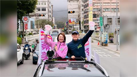 蔡美華力拼汐金萬初選 綠營戰將李坤城現身車掃力挺