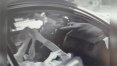 羊水破急生產！　高速公路卻塞車、員警火速開道護送