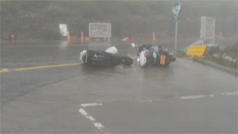 合歡山克難關又名「大風口」　重機騎士受困山壁躲風雨