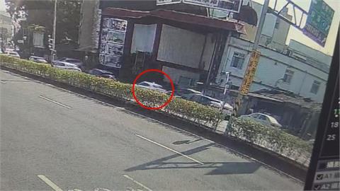 不滿男友開車載小三？　女子「趴引擎蓋」遭甩落