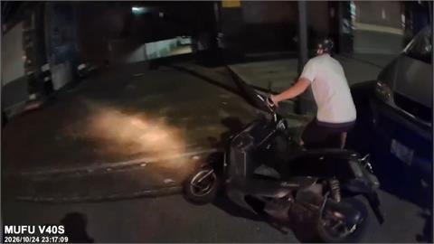 闖紅燈! 騎士拒攔檢"棄車逃逸" 微型電動車未掛車牌（圖／翻攝畫面）