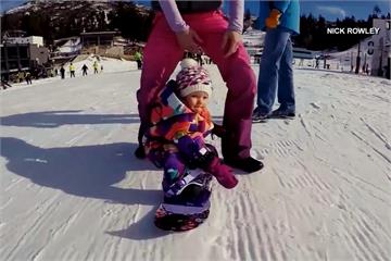 不到一歲就會滑雪！超神小女娃一夕暴紅