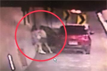 母女雪隧內摔手機互毆！疑因「播音樂」爆衝突　母揚長而去丟包女兒