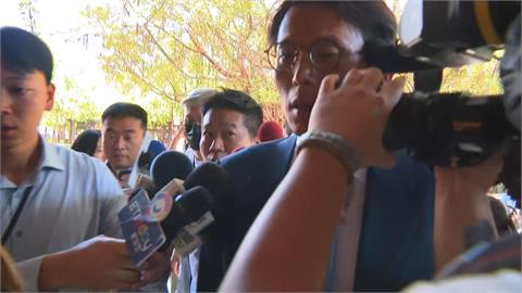 快新聞／有點痛！黃國昌抱怨遭攝影機「碰到頭」　旁人笑回：誰敢打你？