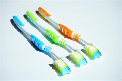 牙刷刷毛「不同色」有神奇功能！實際用法驚呆全網：從來不知道