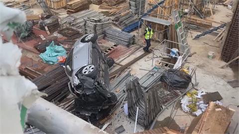 轎車失控墜8公尺深工地翻覆　車內1男1女吐血送醫