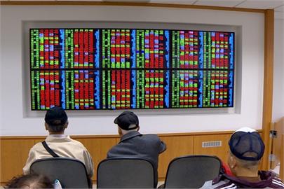 電子、棒球概念股強勢　台股接連攻上月線與23000點