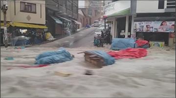 洪水襲捲玻利維亞首都　腳踏車、攤車全沖走！