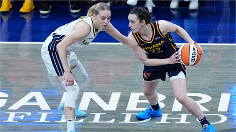WNBA(影)／最強狀元互尬！狂熱克拉克「狂送13助攻」完爆飛翼布克斯創多項紀錄