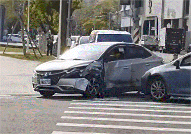 快新聞／什麼「撞」況？提醒「右轉沒打燈」竟遭猛撞　高雄街頭化身現實版GTA