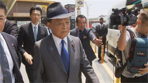 快新聞／日本前首相麻生太郎抵台！　頭戴「紳士帽」親切揮手打招呼