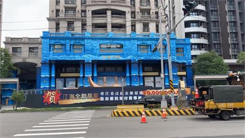 竹北「江海大樓」裝置牛牛消失改披藍衣 網友：超級沒美感