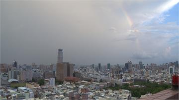 大雨過後 高雄東邊現雙彩虹