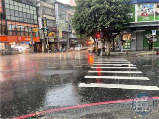 下班記得帶傘！對流雲系發威雨彈來襲　14縣市豪大雨特報