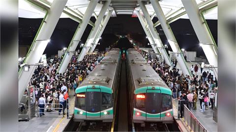 快新聞／高雄演唱會經濟太狂！捷運單日湧「這人次」創新高　運量超越跨年